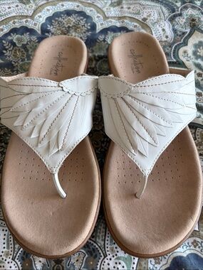 Clarks White Leather Feather-Style Thong Sandals